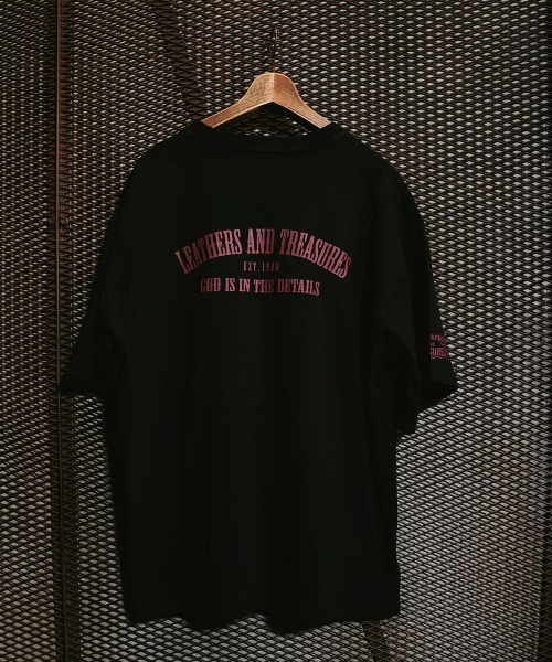 LEATHERS AND TREASURES(レザーズアンドトレジャーズ)の「「LEATHERS AND TREASURES/レザーズアンドトレジャーズ」 ビッグシルエットTシャツ(半袖)/ LT カレッジロゴ (ブラック/レッド/6.2oz)(Tシャツ/カットソー・メンズ・ブラック・LARGE/MEDIUM)」の2枚目の写真