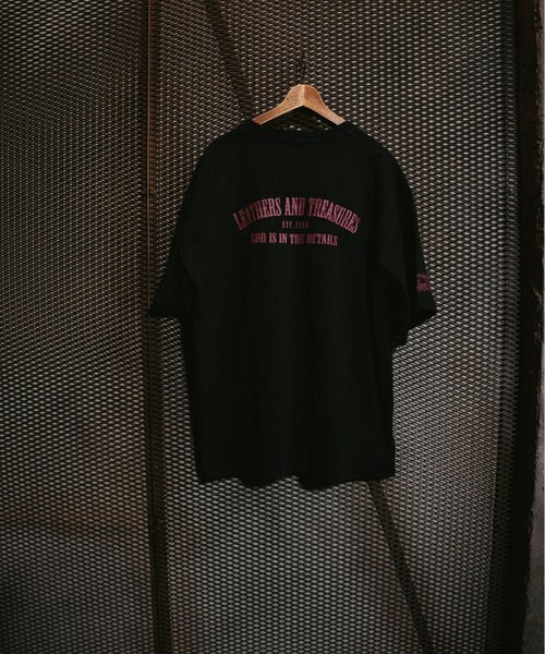 LEATHERS AND TREASURES(レザーズアンドトレジャーズ)の「「LEATHERS AND TREASURES/レザーズアンドトレジャーズ」 ビッグシルエットTシャツ(半袖)/ LT カレッジロゴ (ブラック/レッド/6.2oz)(Tシャツ/カットソー・メンズ・ブラック・LARGE/MEDIUM)」の3枚目の写真