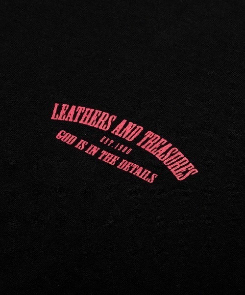 LEATHERS AND TREASURES(レザーズアンドトレジャーズ)の「「LEATHERS AND TREASURES/レザーズアンドトレジャーズ」 ビッグシルエットTシャツ(半袖)/ LT カレッジロゴ (ブラック/レッド/6.2oz)(Tシャツ/カットソー・メンズ・ブラック・LARGE/MEDIUM)」の9枚目の写真