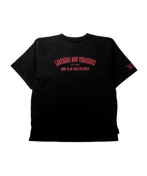 LEATHERS AND TREASURES(レザーズアンドトレジャーズ)の「「LEATHERS AND TREASURES/レザーズアンドトレジャーズ」 ビッグシルエットTシャツ(半袖)/ LT カレッジロゴ (ブラック/レッド/6.2oz)(Tシャツ/カットソー・メンズ・ブラック・LARGE/MEDIUM)」の5枚目の写真