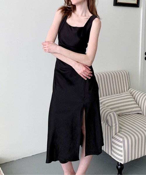 Jasmine Grandiflorum（ジャスミングランディフローラム）の「【Jasmine】フロントスリットロングサテンワンピース（ワンピース・レディース・ピンク/ブラック・MEDIUM/SMALL）」の5枚目の写真