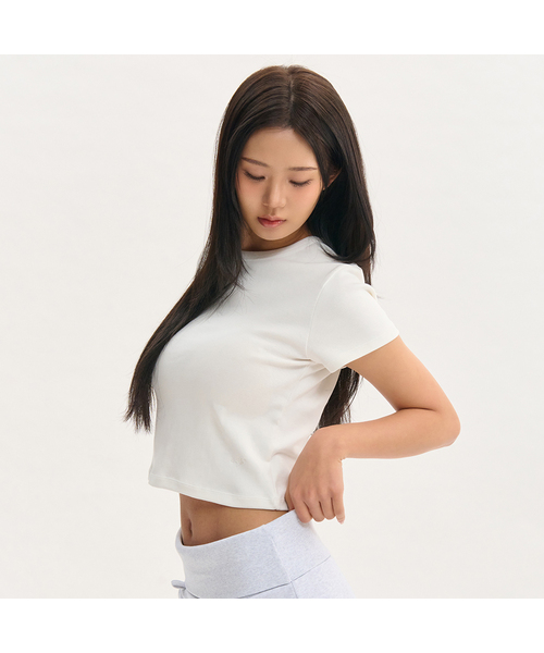 NINEZ(ナインゼット)の「シグネチャースリムクロップ半袖Tシャツ (2カラー)(Tシャツ/カットソー・レディース・ブラック/ホワイト・SMALL/MEDIUM)」の2枚目の写真
