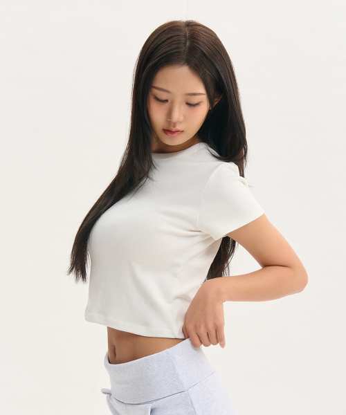 NINEZ(ナインゼット)の「シグネチャースリムクロップ半袖Tシャツ (2カラー)(Tシャツ/カットソー・レディース・ブラック/ホワイト・SMALL/MEDIUM)」の3枚目の写真