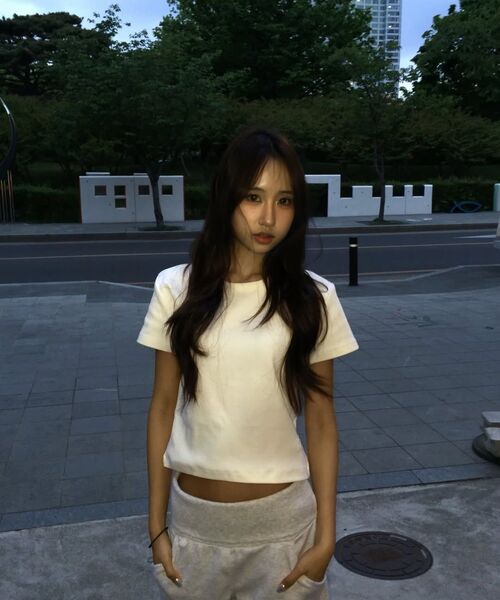 NINEZ(ナインゼット)の「シグネチャースリムクロップ半袖Tシャツ (2カラー)(Tシャツ/カットソー・レディース・ブラック/ホワイト・SMALL/MEDIUM)」の12枚目の写真