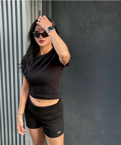 NINEZ(ナインゼット)の「シグネチャースリムクロップ半袖Tシャツ (2カラー)(Tシャツ/カットソー・レディース・ブラック/ホワイト・SMALL/MEDIUM)」の15枚目の写真