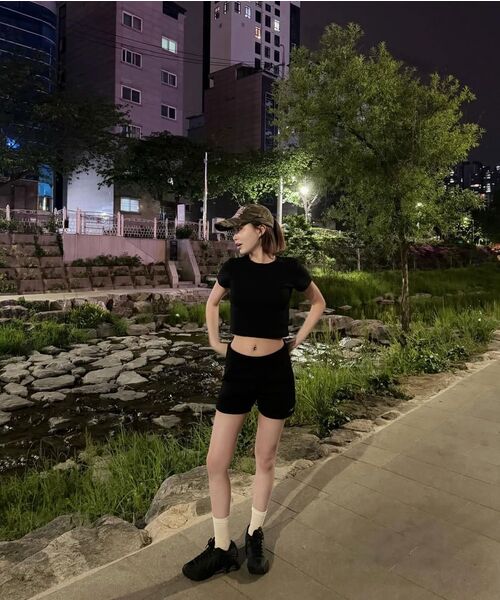 NINEZ(ナインゼット)の「シグネチャースリムクロップ半袖Tシャツ (2カラー)(Tシャツ/カットソー・レディース・ブラック/ホワイト・SMALL/MEDIUM)」の17枚目の写真