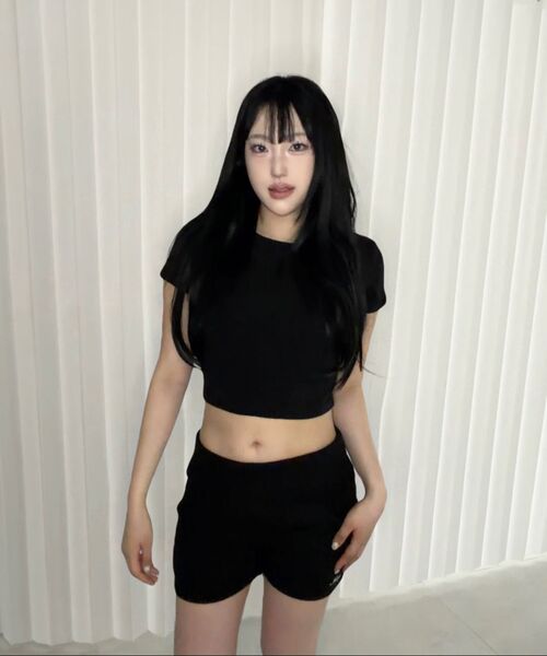 NINEZ(ナインゼット)の「シグネチャースリムクロップ半袖Tシャツ (2カラー)(Tシャツ/カットソー・レディース・ブラック/ホワイト・SMALL/MEDIUM)」の19枚目の写真