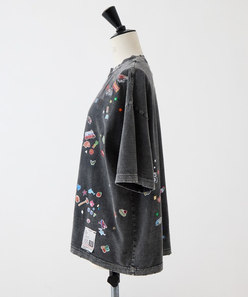 Maison MIHARA YASUHIRO（メゾンミハラヤスヒロ）の「【MIHARA YASUHIRO/ミハラヤスヒロ】BLEACHED KIDS STICKER TEE/ブリーチキッズステッカーT/ウォッシャブル（Tシャツ/カットソー・レディース・ブラック/グレー・38）」の3枚目の写真