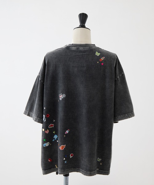 Maison MIHARA YASUHIRO（メゾンミハラヤスヒロ）の「【MIHARA YASUHIRO/ミハラヤスヒロ】BLEACHED KIDS STICKER TEE/ブリーチキッズステッカーT/ウォッシャブル（Tシャツ/カットソー・レディース・ブラック/グレー・38）」の4枚目の写真