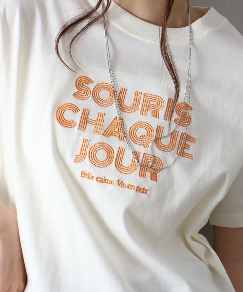 SpRay(スプレイ)の「ラインロゴ刺繍 Tシャツ(Tシャツ/カットソー・レディース・ブラウン/チャコールグレー/オフホワイト/ブラック/アイボリー・FREE)」の20枚目の写真