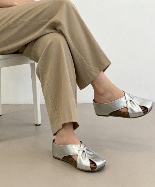 AMELY(エミリー)の「クロスデザイン ミュール サンダル(サンダル・レディース・シャンパン/シルバー/アイボリー・40/39/38/37/36/35)」の2枚目の写真