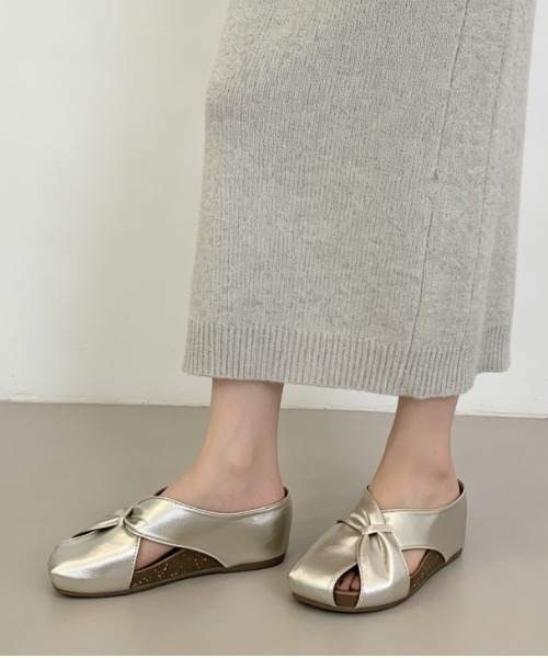 AMELY(エミリー)の「クロスデザイン ミュール サンダル(サンダル・レディース・シャンパン/シルバー/アイボリー・40/39/38/37/36/35)」の3枚目の写真