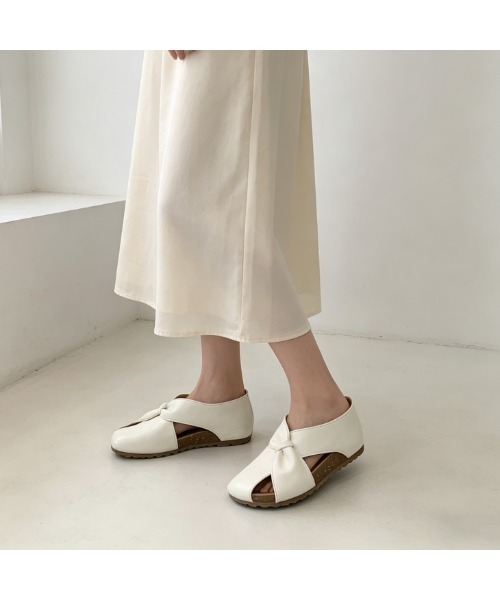 AMELY(エミリー)の「クロスデザイン ミュール サンダル(サンダル・レディース・シャンパン/シルバー/アイボリー・40/39/38/37/36/35)」の1枚目の写真