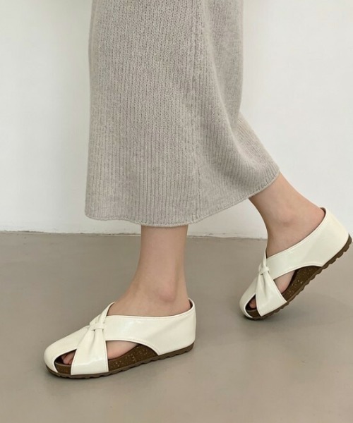 AMELY(エミリー)の「クロスデザイン ミュール サンダル(サンダル・レディース・シャンパン/シルバー/アイボリー・40/39/38/37/36/35)」の4枚目の写真