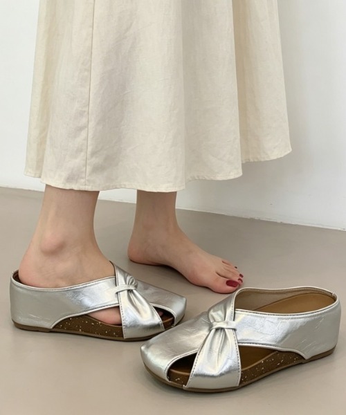 AMELY(エミリー)の「クロスデザイン ミュール サンダル(サンダル・レディース・シャンパン/シルバー/アイボリー・40/39/38/37/36/35)」の5枚目の写真