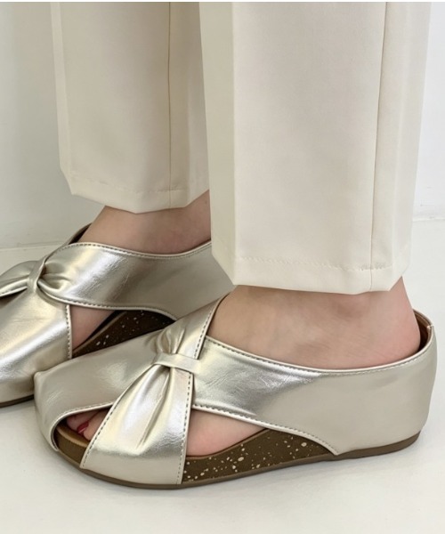 AMELY(エミリー)の「クロスデザイン ミュール サンダル(サンダル・レディース・シャンパン/シルバー/アイボリー・40/39/38/37/36/35)」の6枚目の写真
