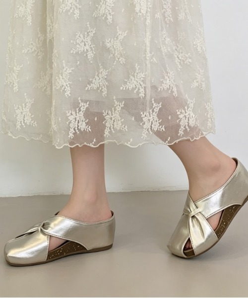 AMELY(エミリー)の「クロスデザイン ミュール サンダル(サンダル・レディース・シャンパン/シルバー/アイボリー・40/39/38/37/36/35)」の7枚目の写真