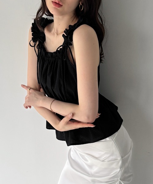 junoah(ジュノア)の「シャーリングフリルペプラムブラウス(裏地なし)(シャツ/ブラウス・レディース・ブラック/ホワイト/ブルー・SMALL/LARGE/MEDIUM)」の9枚目の写真
