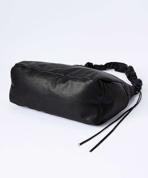 CLEL（クレイル）の「【CLEL】Gather Shoulder Bag / ギャザーショルダーバッグ（ショルダーバッグ・メンズ・ブラック/レッド・FREE）」の7枚目の写真