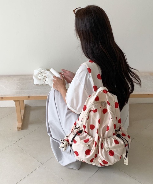 FINEnough（ファインナフ）の「ダブルポケットドット柄リュックサック（ショルダーバッグ・レディース・ホワイト/ブラック・FREE）」の3枚目の写真