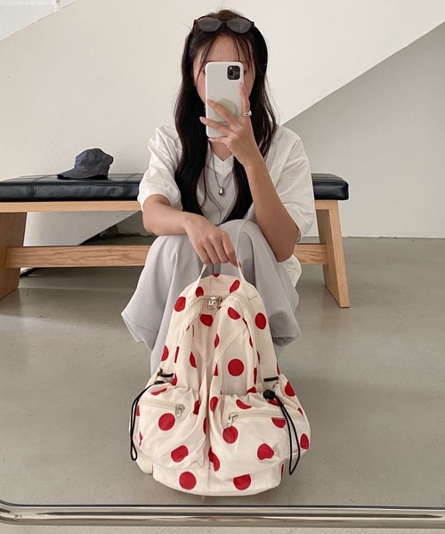 FINEnough（ファインナフ）の「ダブルポケットドット柄リュックサック（ショルダーバッグ・レディース・ホワイト/ブラック・FREE）」の5枚目の写真