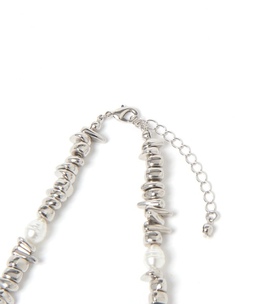 LEPSIM（レプシィム）の「ニュアンスメタル＊パールネックレス　813009（ネックレス・レディース・シルバー/ゴールド・ONE SIZE）」の4枚目の写真