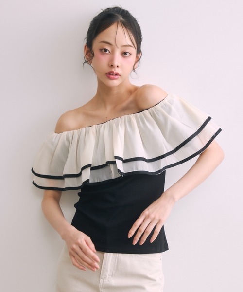 Noelie(ノエリー)の「シフォンフリルオフショルトップス(Tシャツ/カットソー・レディース・ベージュ/ブラック/ホワイト・FREE)」の4枚目の写真