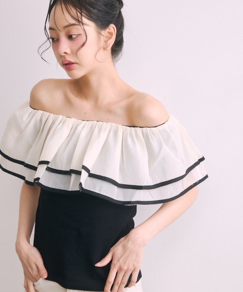 Noelie(ノエリー)の「シフォンフリルオフショルトップス(Tシャツ/カットソー・レディース・ベージュ/ブラック/ホワイト・FREE)」の5枚目の写真