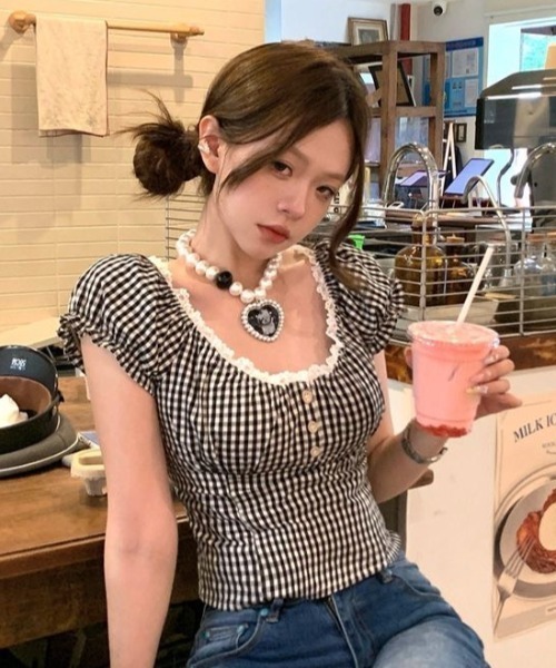 AVYL(アヴィル)の「レースフリル ギンガムチェックパフスリーブトップス(Tシャツ/カットソー・レディース・ブラック・M)」の2枚目の写真