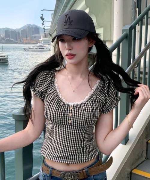 AVYL(アヴィル)の「レースフリル ギンガムチェックパフスリーブトップス(Tシャツ/カットソー・レディース・ブラック・M)」の4枚目の写真