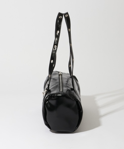MUCENT（ムセント）の「【MUCENT/ムセント】NOX METAL LOGO EYELET STRAP SHOULDER BAG UNISEX/ノックス メタル ロゴ アイレット ストラップ ショルダーバッグ ユニセックス（ショルダーバッグ・レディース・ブラック・FREE）」の3枚目の写真