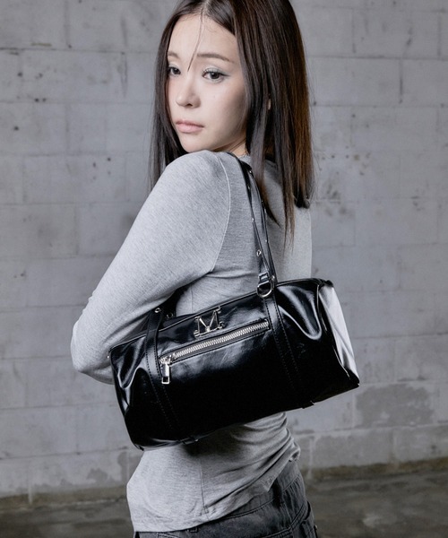 MUCENT（ムセント）の「【MUCENT/ムセント】NOX METAL LOGO EYELET STRAP SHOULDER BAG UNISEX/ノックス メタル ロゴ アイレット ストラップ ショルダーバッグ ユニセックス（ショルダーバッグ・レディース・ブラック・FREE）」の10枚目の写真