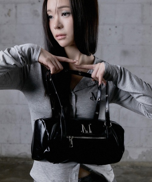 MUCENT（ムセント）の「【MUCENT/ムセント】NOX METAL LOGO EYELET STRAP SHOULDER BAG UNISEX/ノックス メタル ロゴ アイレット ストラップ ショルダーバッグ ユニセックス（ショルダーバッグ・レディース・ブラック・FREE）」の11枚目の写真