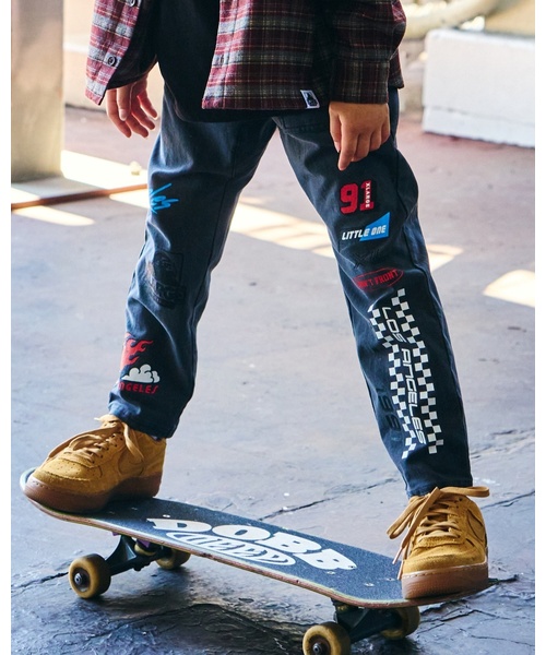 XLARGE KIDS(エクストララージキッズ)の「モータースポーツロゴ カットデニムパンツ(デニムパンツ・キッズ・ブラック/ブルー・80cm/90cm/110cm/120cm/130cm/140cm/100cm)」の1枚目の写真