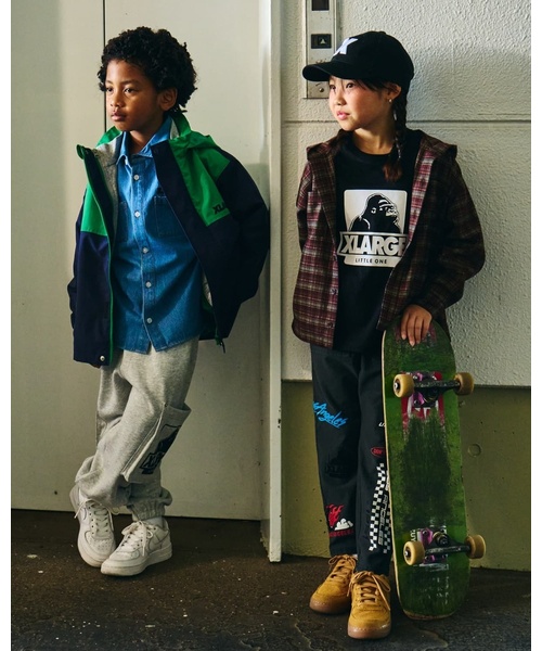 XLARGE KIDS(エクストララージキッズ)の「モータースポーツロゴ カットデニムパンツ(デニムパンツ・キッズ・ブラック/ブルー・80cm/90cm/110cm/120cm/130cm/140cm/100cm)」の3枚目の写真