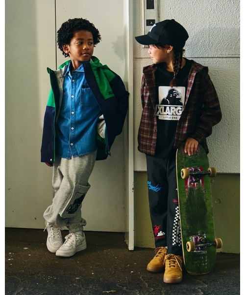 XLARGE KIDS(エクストララージキッズ)の「モータースポーツロゴ カットデニムパンツ(デニムパンツ・キッズ・ブラック/ブルー・80cm/90cm/110cm/120cm/130cm/140cm/100cm)」の4枚目の写真