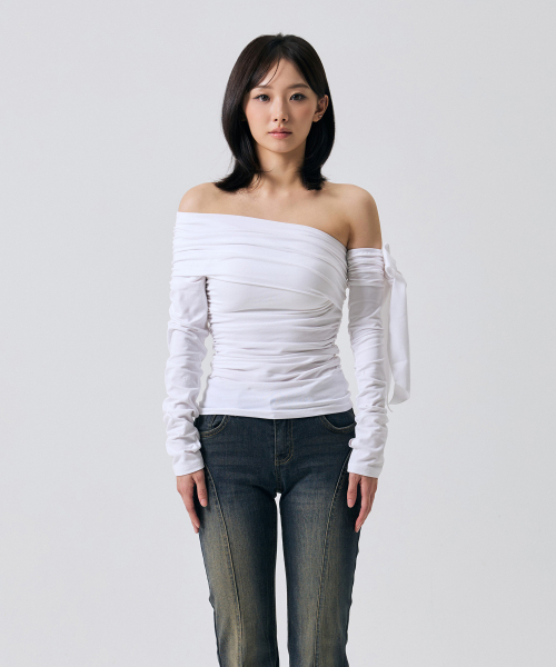 ARI(アリ)の「RIEN ワンショルダー シャーリングトップ / ホワイト(Tシャツ/カットソー・レディース・ホワイト・FREE)」の3枚目の写真