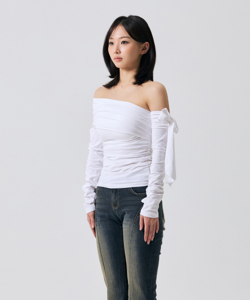 ARI(アリ)の「RIEN ワンショルダー シャーリングトップ / ホワイト(Tシャツ/カットソー・レディース・ホワイト・FREE)」の4枚目の写真