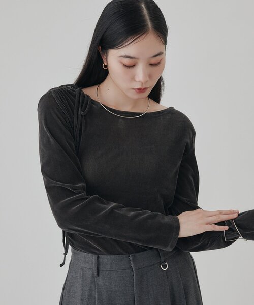 Omekashi（オメカシ）の「ショルダーギャザーベロアロンT（Tシャツ/カットソー・レディース・チャコールグレー/ブラウン/オフホワイト・FREE）」の2枚目の写真