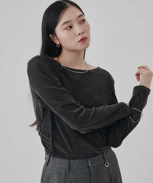 Omekashi（オメカシ）の「ショルダーギャザーベロアロンT（Tシャツ/カットソー・レディース・チャコールグレー/ブラウン/オフホワイト・FREE）」の6枚目の写真