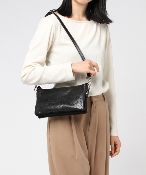 PAPILLONNER(パピヨネ)の「パンチングお財布ショルダー(ショルダーバッグ・レディース・ネイビー/ブラック/ピンク・FREE)」の7枚目の写真