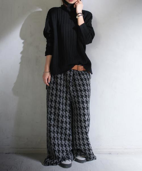 antiqua（アンティカ）の「リブ編みタートルニット（ニット/セーター・レディース・ベージュ/ブラック/イエロー・FREE）」の5枚目の写真