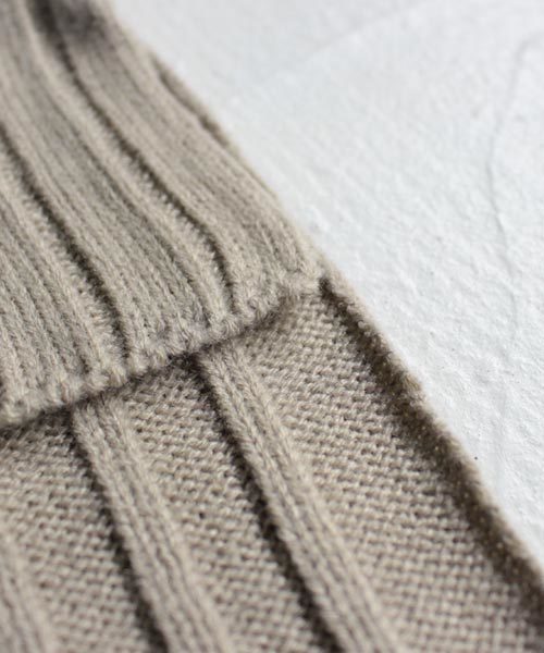 antiqua（アンティカ）の「リブ編みタートルニット（ニット/セーター・レディース・ベージュ/ブラック/イエロー・FREE）」の10枚目の写真