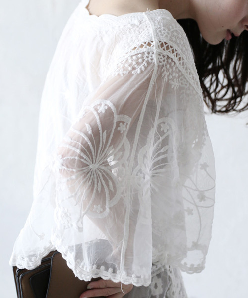 cawaii（カワイイ）の「楽園に咲くシアーな花柄のレースブラウス。（シャツ/ブラウス・レディース・ホワイト・FREE）」の2枚目の写真