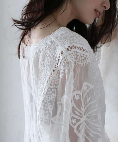 cawaii（カワイイ）の「楽園に咲くシアーな花柄のレースブラウス。（シャツ/ブラウス・レディース・ホワイト・FREE）」の13枚目の写真