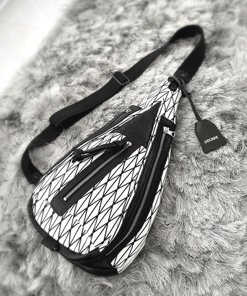 DECADE(ディケイド)の「立体プリントボディワンショルダーバッグDECADE (No-01102) / Solid Graphic Print Canvas Shoulder body Bag(ショルダーバッグ)」|ホワイト