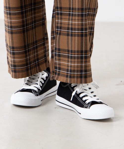 WEGO（ウィゴー）の「WEGO/キャンバスローカットスニーカー（スニーカー・レディース・グリーン系その他/レッド/グレー/ブラック系その他/ブラック/ダークベージュ/ブラウン/パープル/キナリ・SMALL/LARGE/MEDIUM）」の3枚目の写真