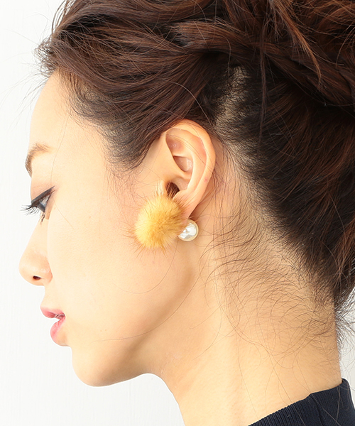Ray BEAMS（レイビームス）の「te to te / ファー&パール ピアス（ピアス（両耳用）・レディース・ブラック/ベージュ/ピンク/イエロー/ブルー/ラベンダー・ONE SIZE）」の3枚目の写真