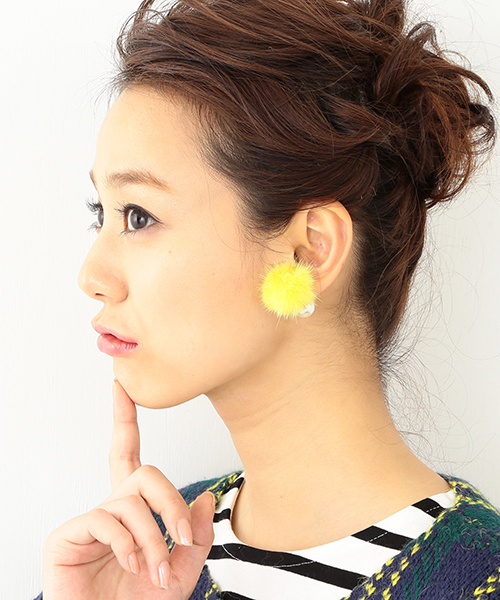 Ray BEAMS（レイビームス）の「te to te / ファー&パール ピアス（ピアス（両耳用）・レディース・ブラック/ベージュ/ピンク/イエロー/ブルー/ラベンダー・ONE SIZE）」の5枚目の写真