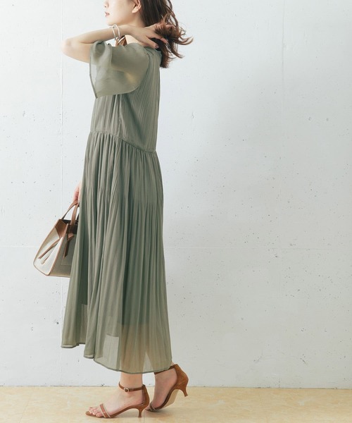 URBAN RESEARCH ROSSO（アーバンリサーチロッソ）の「『一部WEB限定カラー』ランダムプリーツフレアスリーブワンピース（ワンピース・レディース・ブラック/ミント/グリーン系その他/ブルー系その他/イエロー系その他・FREE）」の7枚目の写真